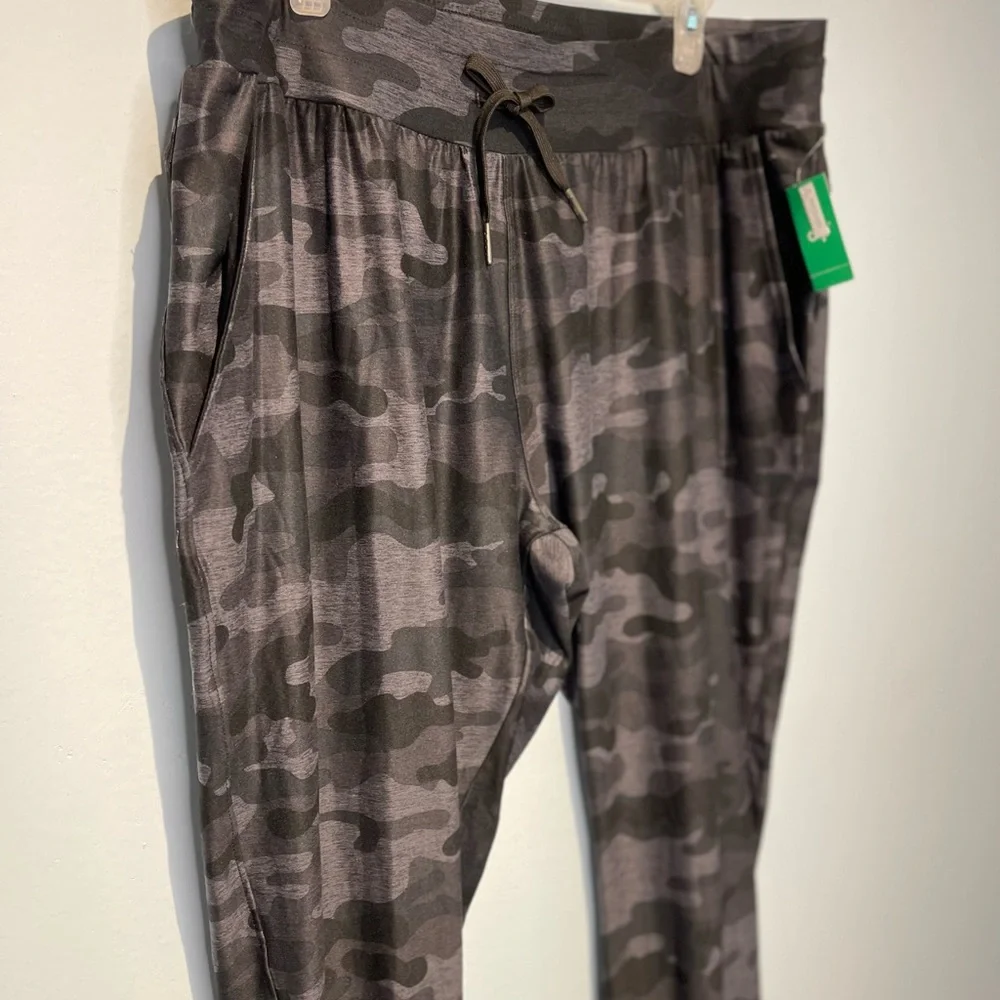 Dip Illuminate Womens Active Camo Jogger Ankle Pant. Black Gray Size …